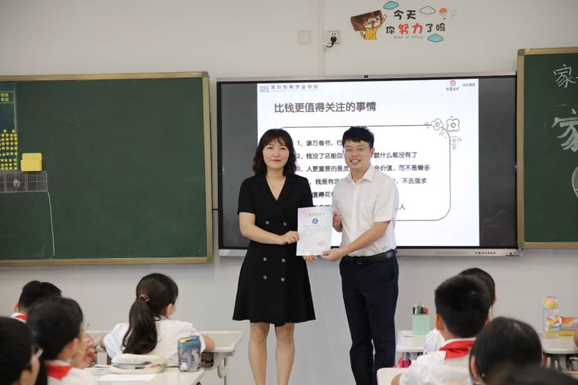 说明: 一群人在台上演讲 描述已自动生成