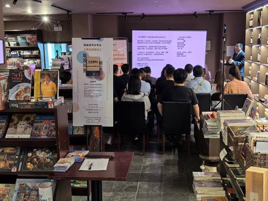 许多人在商店里 描述已自动生成