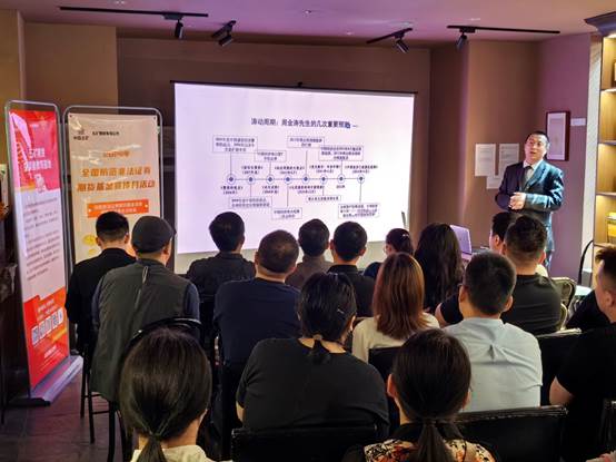 一群人在台上演讲 描述已自动生成